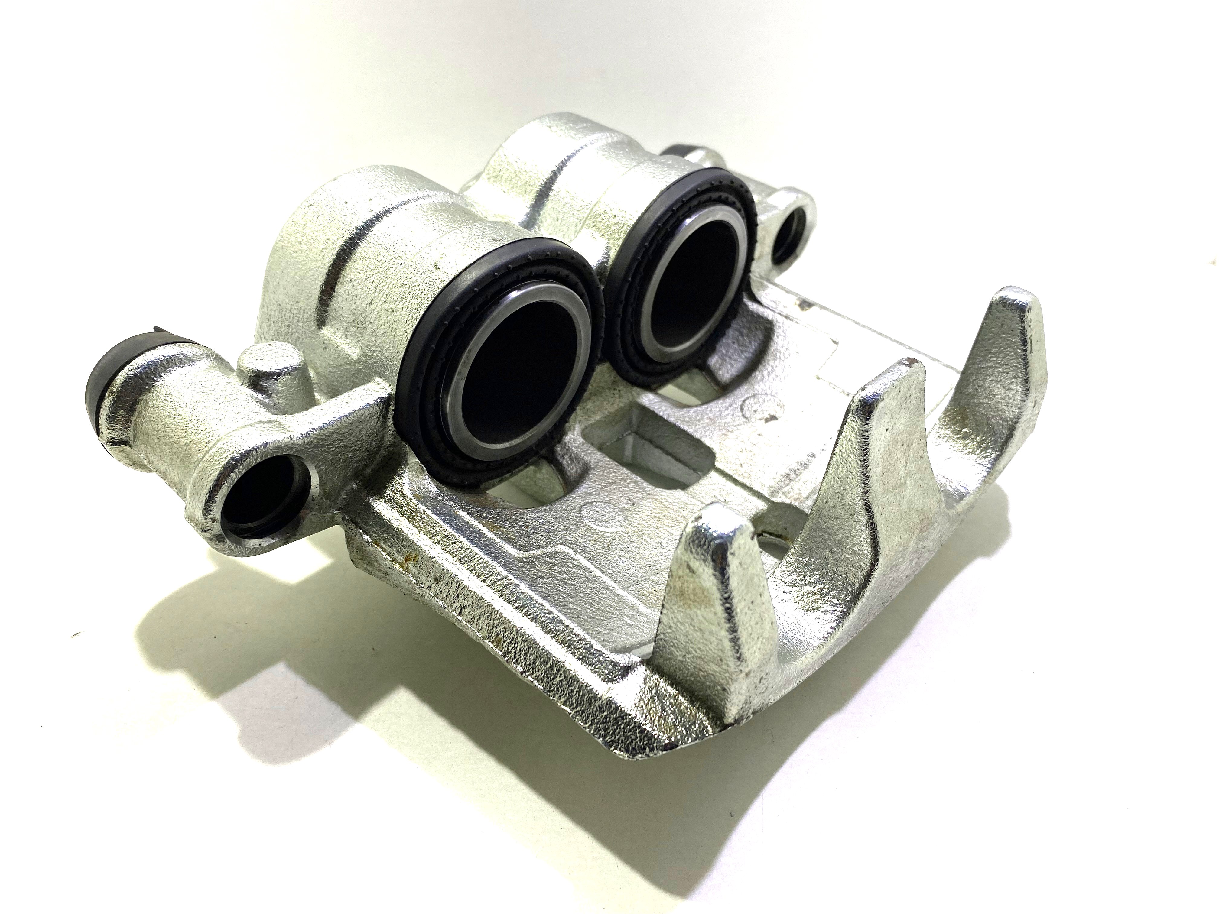 Nissan brzdový třmen pravý přední Brembo 970113