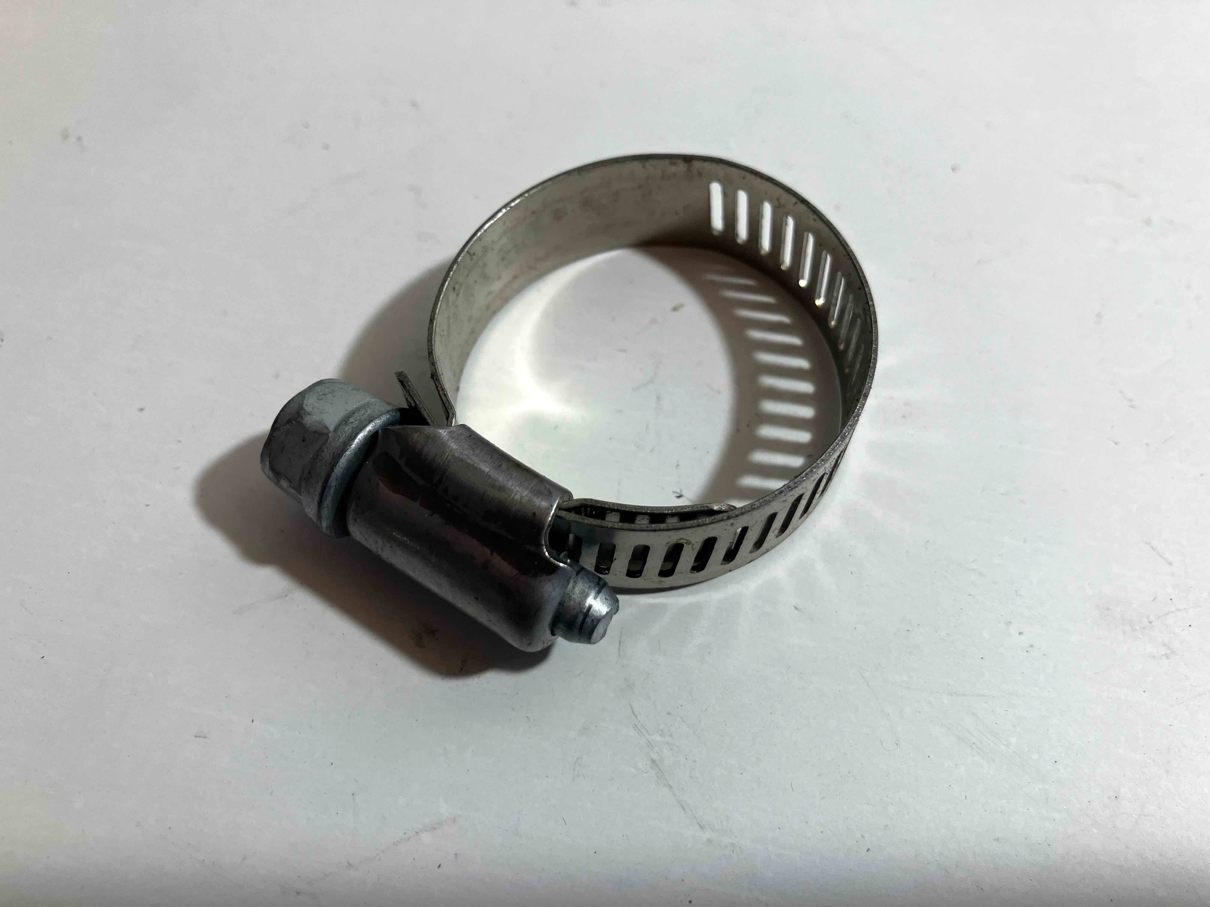 Mitsubishi Spona sekundárního přívodu vzduchu Originál (OE: MR340340)