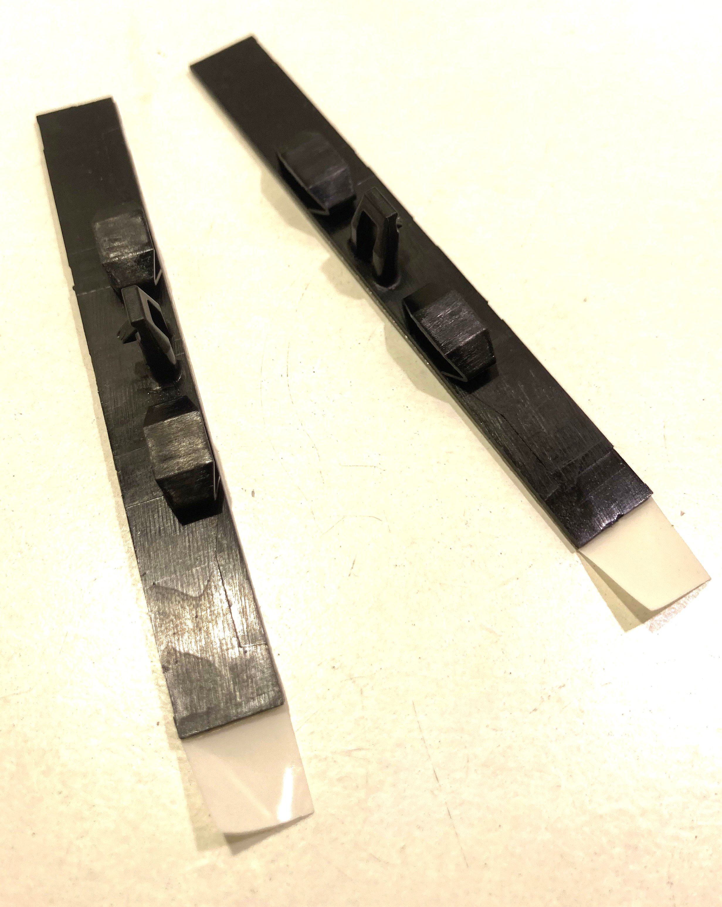 Mitsubishi Doraz zadního/skla čelního okna Originál (OE: MR520530)